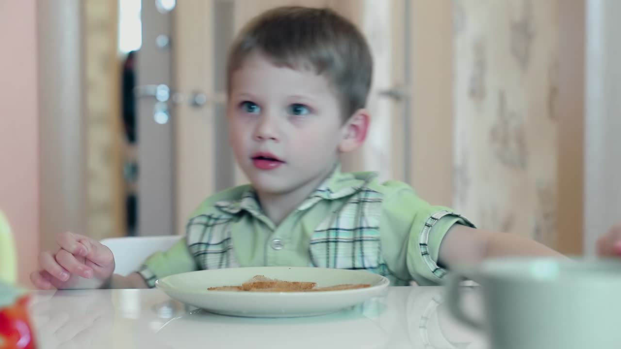 Il bambino dice durante i pasti.