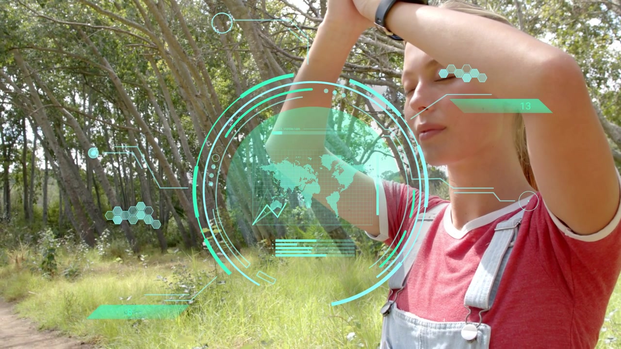 Donna che alza le braccia in una radura, unendo i palmi delle mani, attivando una mappa HUD e accedendo a dati tecnici
