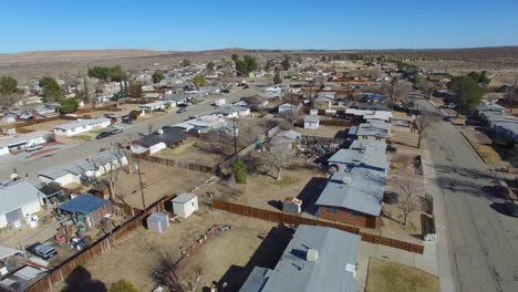 Vista-Aérea-over-a-lonely-desert-community-in-the-Mojave-Desert-of-California--1