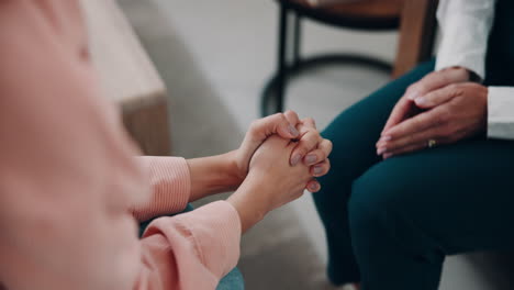 primer plano de un hombre y una mujer tomados de la mano, ofreciendo consuelo y apoyo