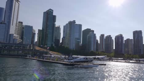 Wasserflugzeug-Am-Pier-Im-Vancouver-Harbour-Flight-Center-Angedockt