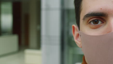 la mitad de la cara de un joven con una máscara protectora