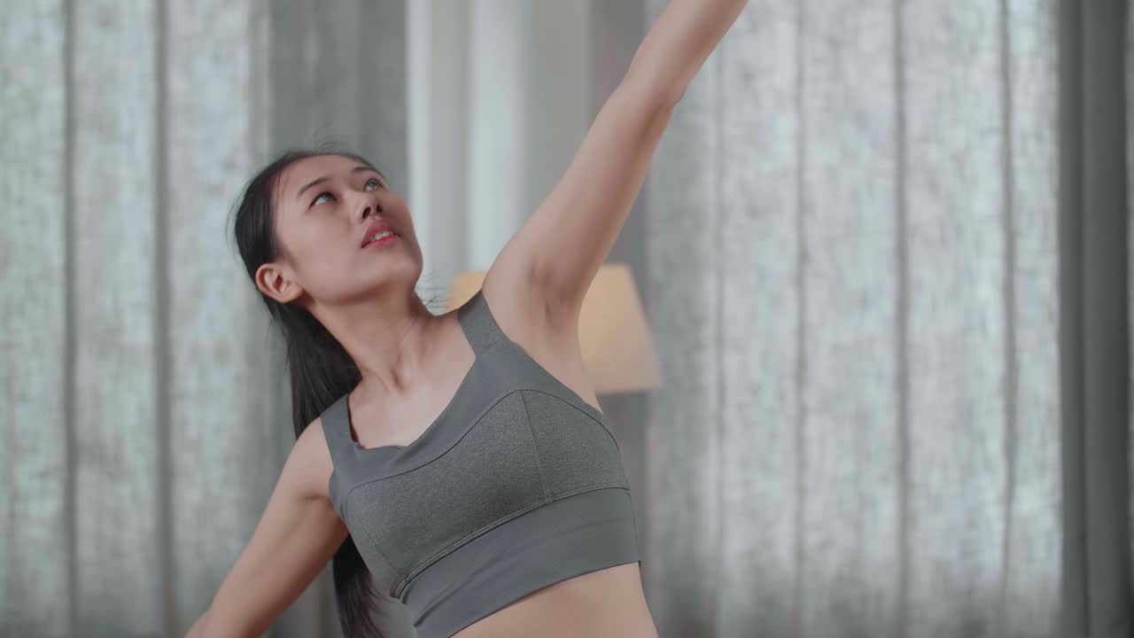젊은 아시아 운동선수 여성이 운동, 스트레칭 및 요가를 가정에서 요리어 ii 포즈로 연습하는 초상화 건강한 라이프 스타일, 피트니스, 웰빙 및 마인드풀니스 개념