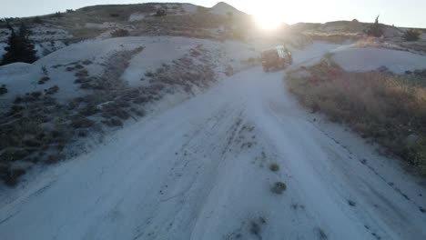 land rover navegando por el desierto durante la puesta de sol