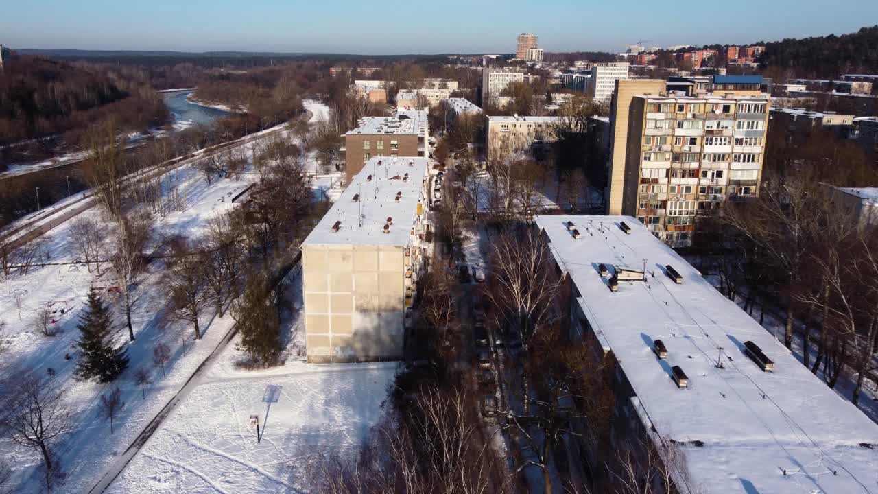 Ripresa AEREA di appartamenti in stile sovietico a Vilnius, Lituania, durante l'inverno