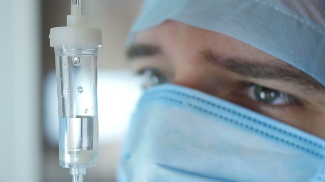 Primo piano di flebo monitorata da un professionista sanitario