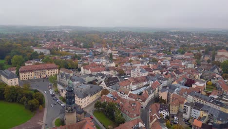 Schöne-Luftaufnahme-Von-Oben-Flug-Stadt-Palastturm-Weimar-Historische-Stadt-Thüringen-Deutschland-Herbst-23