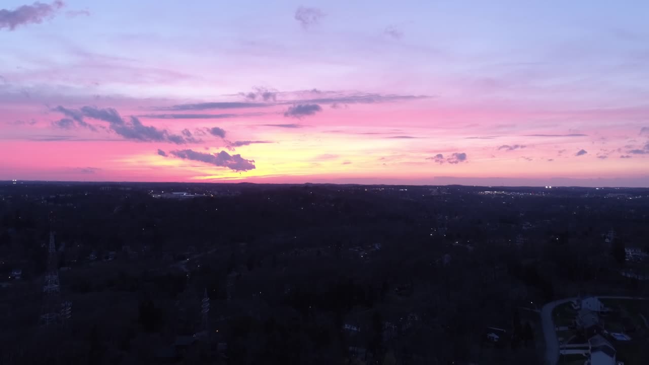 小さな町とペンシルベニアの風景をゆっくりと上昇しながら捉えた夕暮れの眺め。