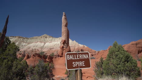 Ballerina-Spire-Sandsteinfelsenformation-Und-Zeichen,-Kodachrome-Basin-State-Park,-Utah,-USA