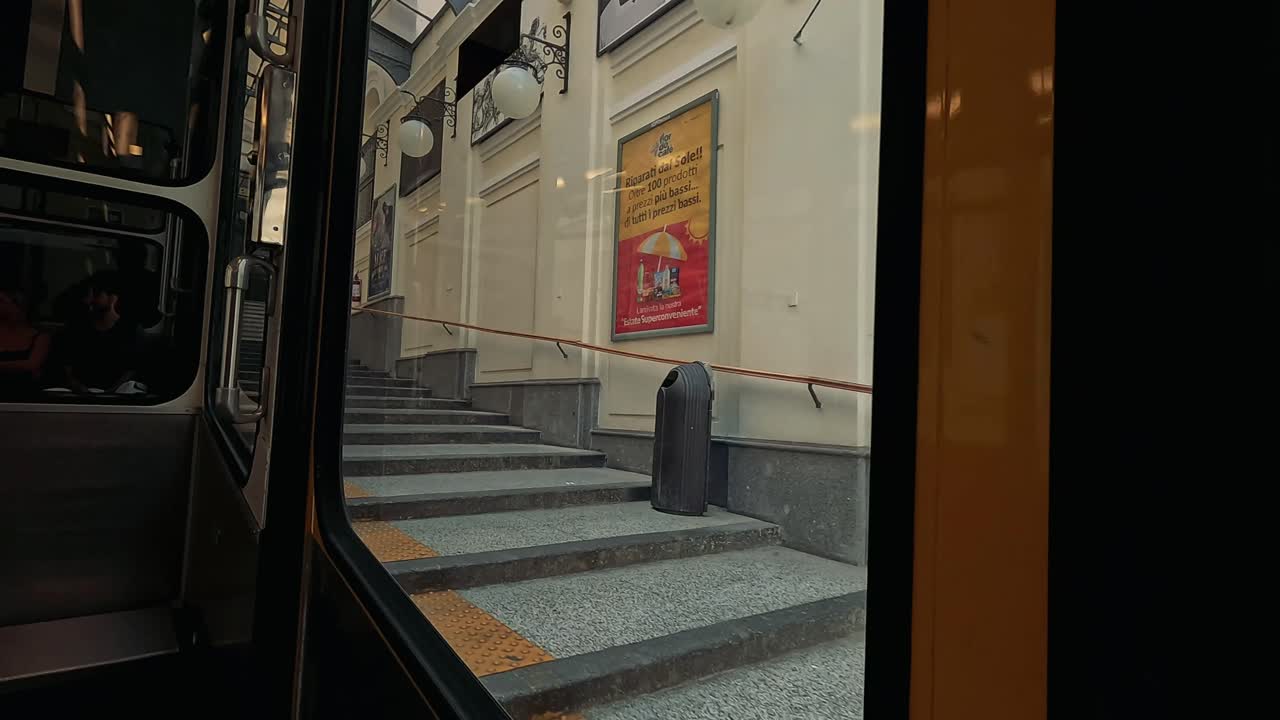 el tren sale de la estación, entra en el túnel de nápoles.