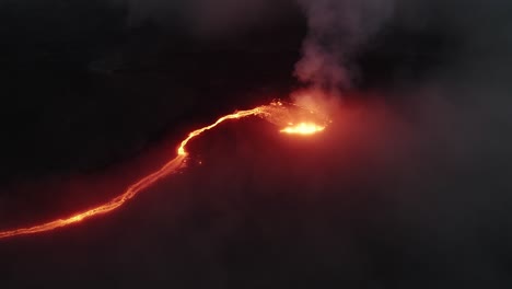 retroceda a la izquierda de la toma de drone de alto ángulo del volcán litli hrutur en islandia durante la noche con niebla