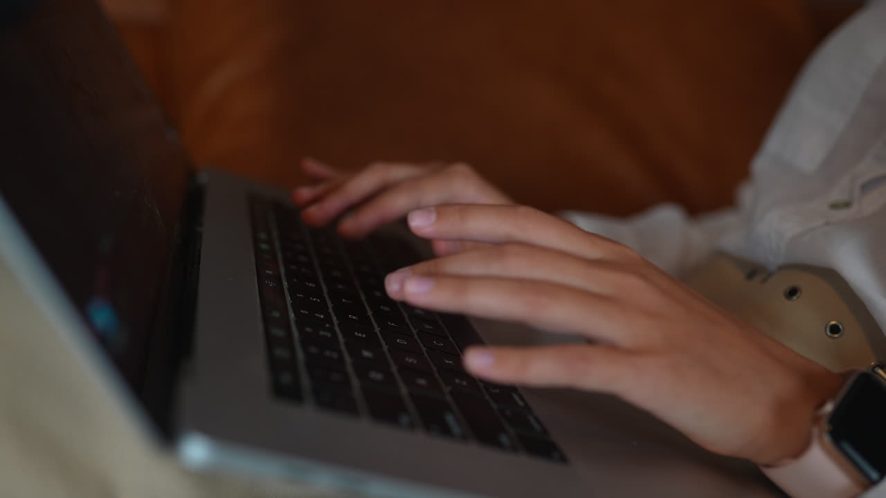 persona escribiendo en una computadora portátil