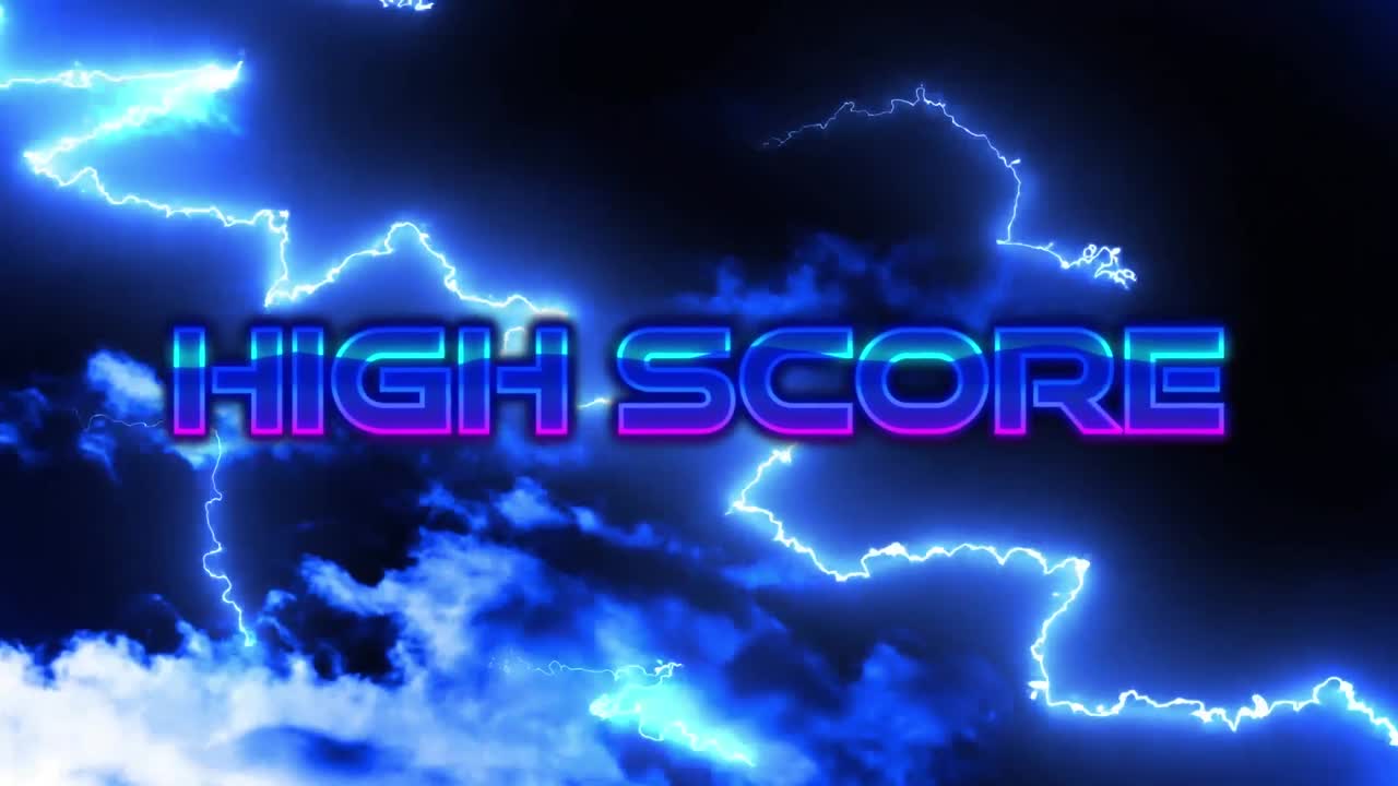 검은 바탕에 번개와 구름 위에 높은 점수 텍스트의 애니메이션
