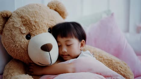 niño durmiendo con un oso de peluche