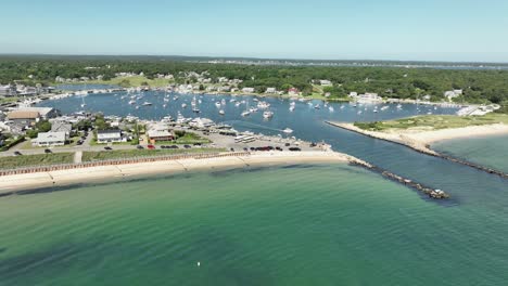 Luftaufnahme-Des-Yachthafens-Von-Oak-Bluffs-An-Einem-Sonnigen-Tag