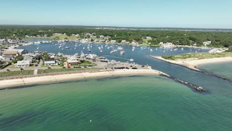 fotografía aérea de la marina de oak bluffs en un día soleado