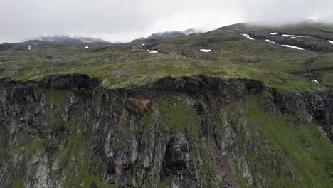 hermoso paisaje de las montañas rocosas en noruega toma aérea