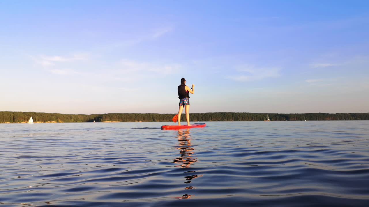 hay una niña remando en el gran lago