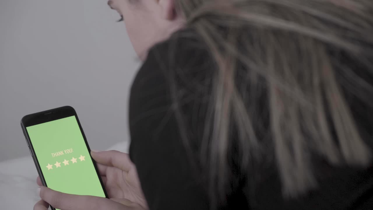 женщина оценивает пять звезд с помощью своего телефона