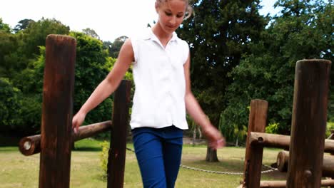 Mädchen-Spielt-Auf-Einem-Spielplatz-Im-Park