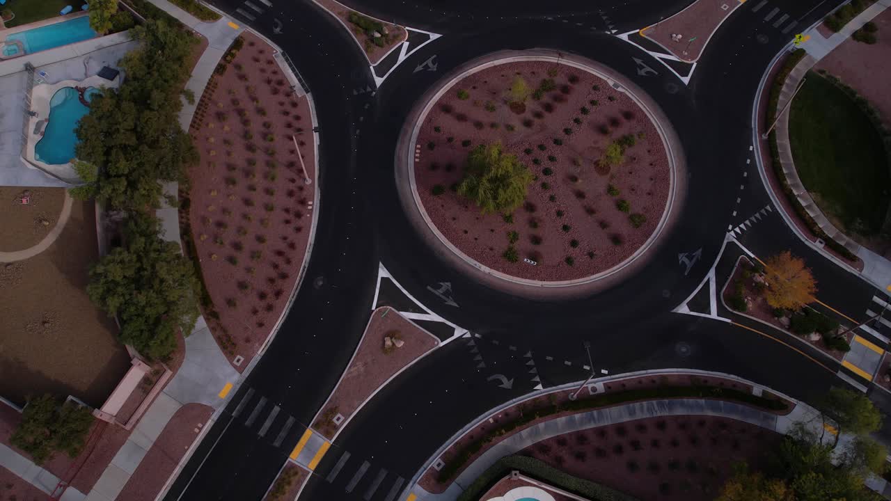 vista aérea del vecindario residencial americano moderno, el tráfico callejero y las casas modelo