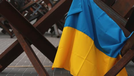bandiera ucraina in un sito commemorativo