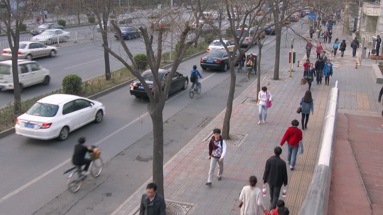 현대적인 교통과 보행자가 있는 중국 베이징 거리의 높은 각도