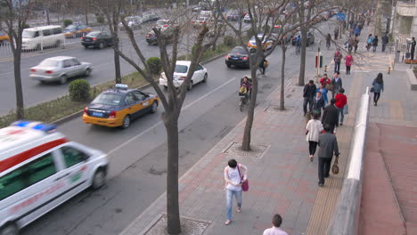 um ângulo alto sobre uma rua de pequim china com tráfego moderno e pedestres