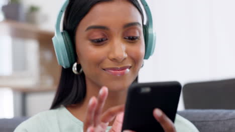 mujer, auriculares, música y redes sociales con teléfono