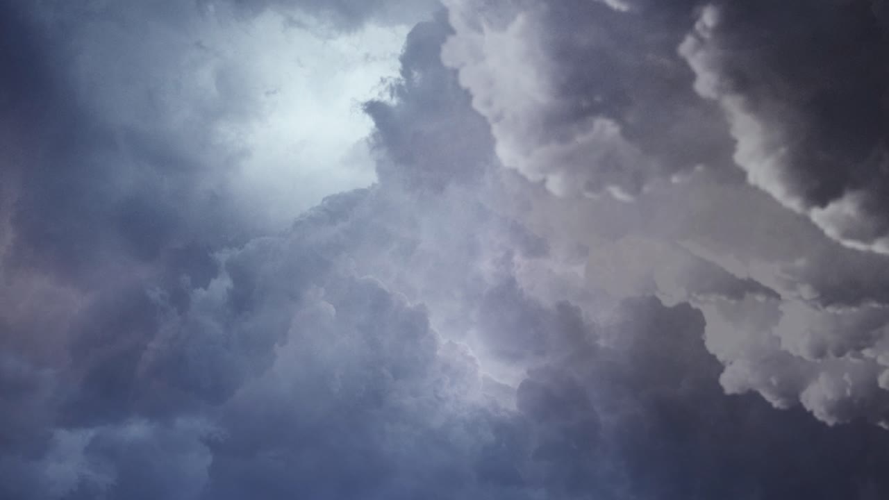 vista de 4k de tormenta, nubes cumulonimbus oscuras y en movimiento