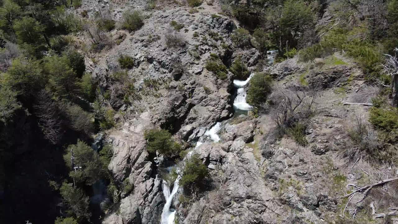imágenes de drones de cascadas y ríos en las montañas de los andes en chile