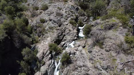 Imágenes-De-Drones-De-Una-Cascada-Y-Un-Río-En-Las-Montañas-De-Los-Andes-En-Chile