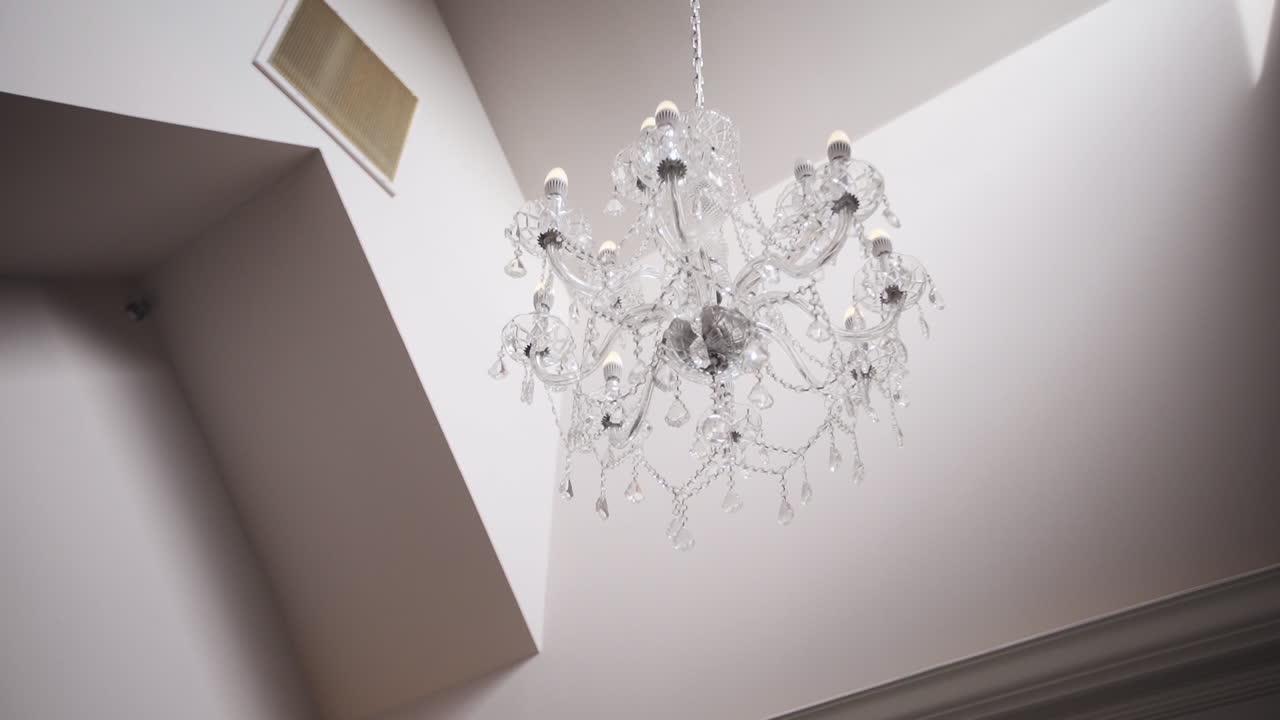 결혼식 연회장의 멋진 유리 샹들리에