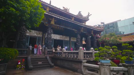 el patio del templo de lungshan revela taipei 01