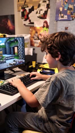 niño jugando videojuegos en una computadora