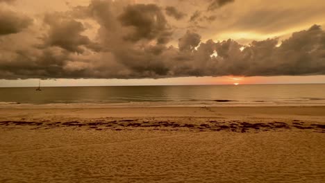 Hermosa-Puesta-De-Sol-En-La-Playa-Después-De-La-Tormenta-Con-Nubes-Grises-Oscuras-En-La-Isla-De-Boca-Grande-En-Florida