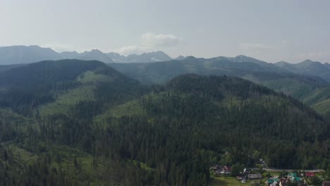 Panorámica-Aérea-De-Montañas-Alpinas-En-Cyrhla,-Podhale-Sobre-El-Pueblo.