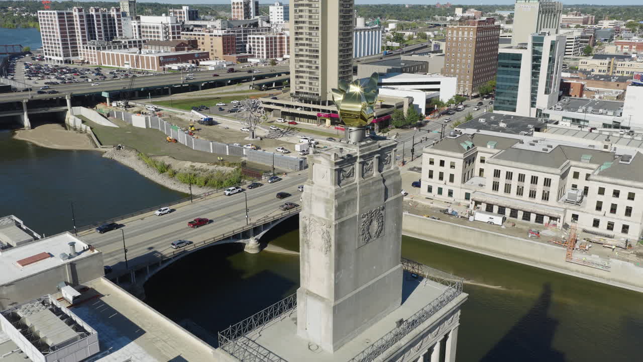 La torre dell'Edificio Memoriale dei Veterani sopra il ponte del fiume Cedar a Cedar Rapids, Iowa, rivelata da un sorvolo aereo.