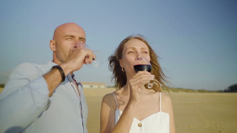 Happy-couple-drinking-red-wine-outdoor