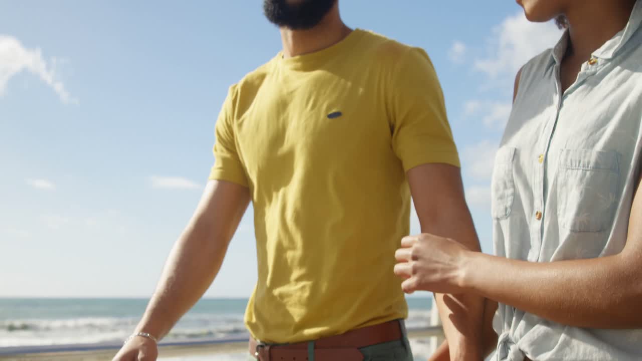 pareja despertando de la mano en la playa 4k