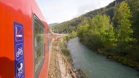 cámara a bordo en la ventana de un tren en austria