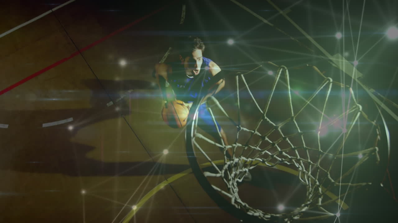animación de redes de conexiones sobre jugador de baloncesto masculino biracial en el gimnasio