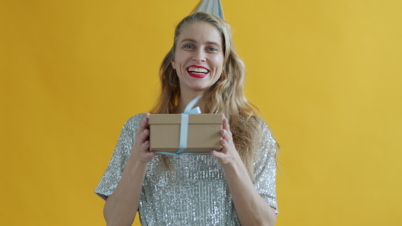 mujer emocionada abriendo un regalo