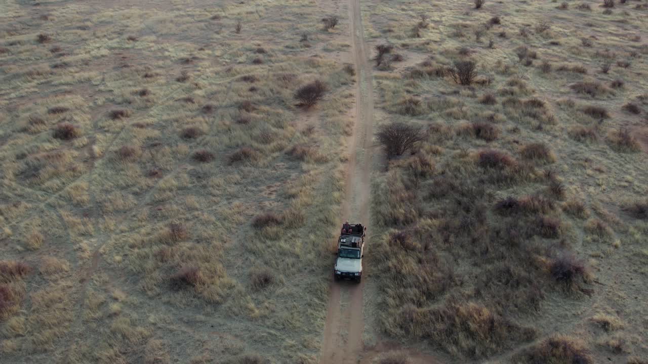 공중 철수는 사파리 지프와 멋진 풍경, 나미비아를 드러냅니다.