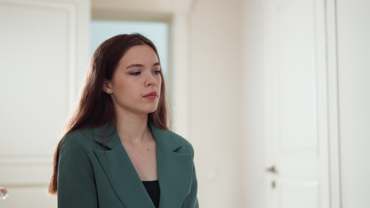 집에서 집착적인 생각을 가진 불만족한 여성, 어두운 머리의 여자가 아파트에서 계절적 인 우울한 감정을 표현합니다.