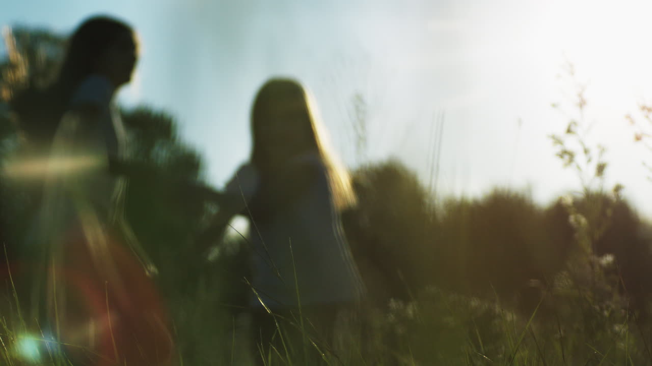 해가 지는 동안 에서 놀고 있는 소녀들