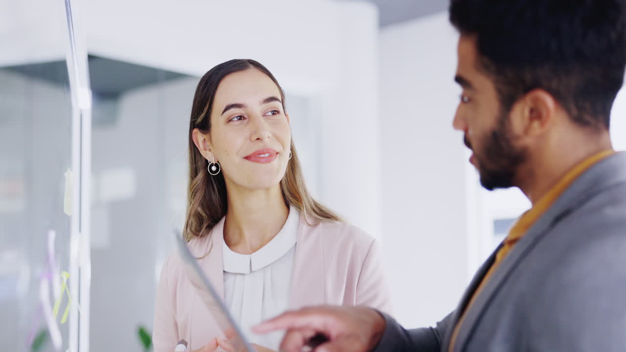 gente de negocios, trabajo en equipo y notas de planificación