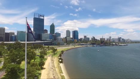 아름다운 드론이 퍼스 (perth) 를 향해 날아가는 모습, 서 오스트레일리아의 cbd, 아름다운 여름 날, 몇 개의 구름이 있는 파란 하늘.