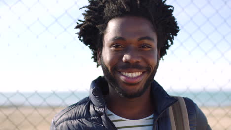 retrato de un hombre negro confiado con un afro de moda