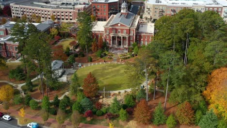 Slowly-rotating-drone-shot-of-government-buildings-focusing-on-the-Town-Hall-building-in-downtown-Alpharetta,-Georgia,-near-Atlanta